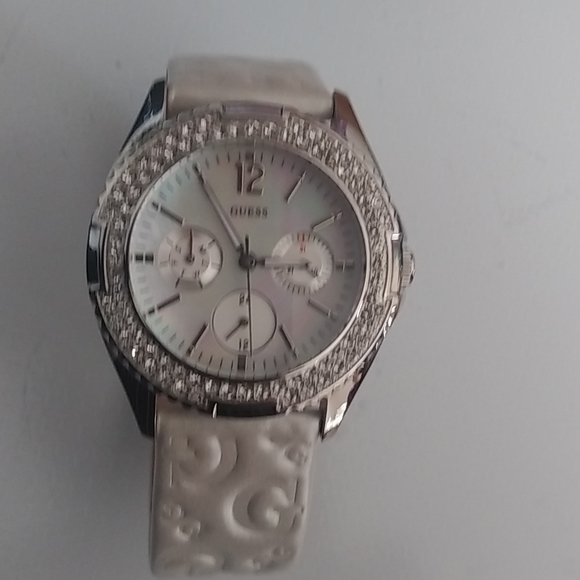 Brand new Guess women watch - Picture 4 of 6